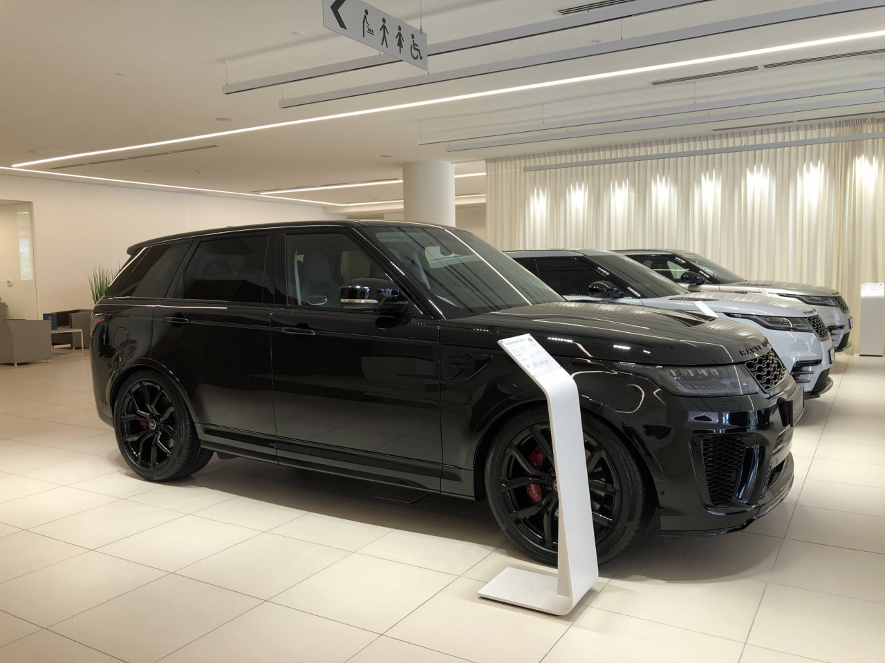 Ample space for social distancing in this Range Rover showroom. This is the Range Rover SVR. – Daniel Fernandez pic, November 2, 2020