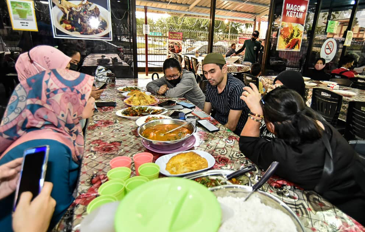 Meanwhile, Sabah Bersatu information chief Khairul Firdaus Akbar (centre right) said his chief Datuk Seri Hajiji Md Noor, Sabah Umno chief Datuk Seri Bung Moktar Radin, and Warisan president Datuk Seri Shafie Apdal should set aside their differences to ‘save’ the state. – JASON SANTOS/The Vibes file pic, April 20, 2022