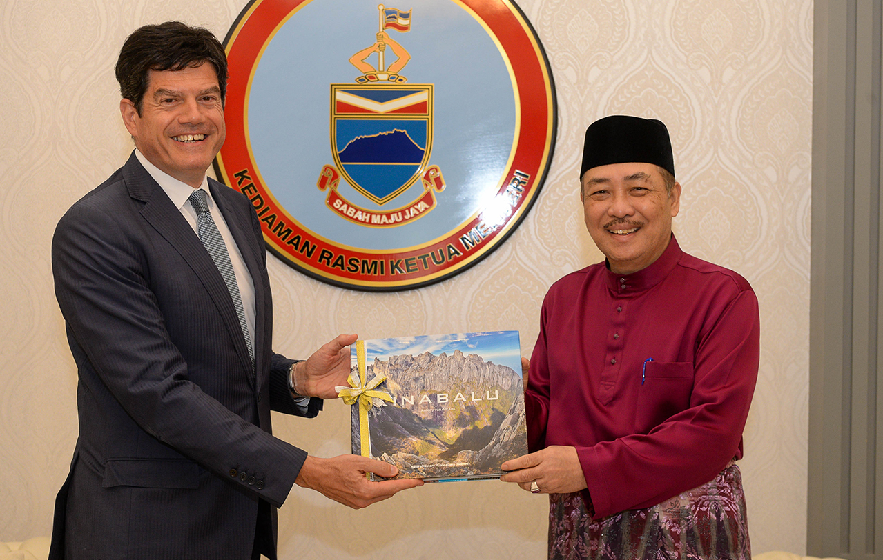 During his meeting with Sabah Chief Minister Datuk Seri Hajiji Noor (right), EU ambassador to Malaysia Michalis Rochas has indicated that he had stayed at the Sawit Kinabalu oil palm plantation and learnt about the sustainable practice in oil palm cultivation and environmental conservation by the Sabah government. – JASON SANTOS/The Vibes pic, May 24, 2022