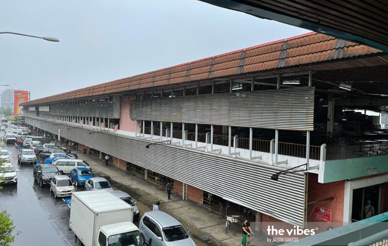 The Kota Kinabalu General Market operating hours have been shortened to 6am to 2pm daily, with local council personnel present during closing time to carry out disinfection works every day. – JASON SANTOS/The Vibes pic, January 19, 2021