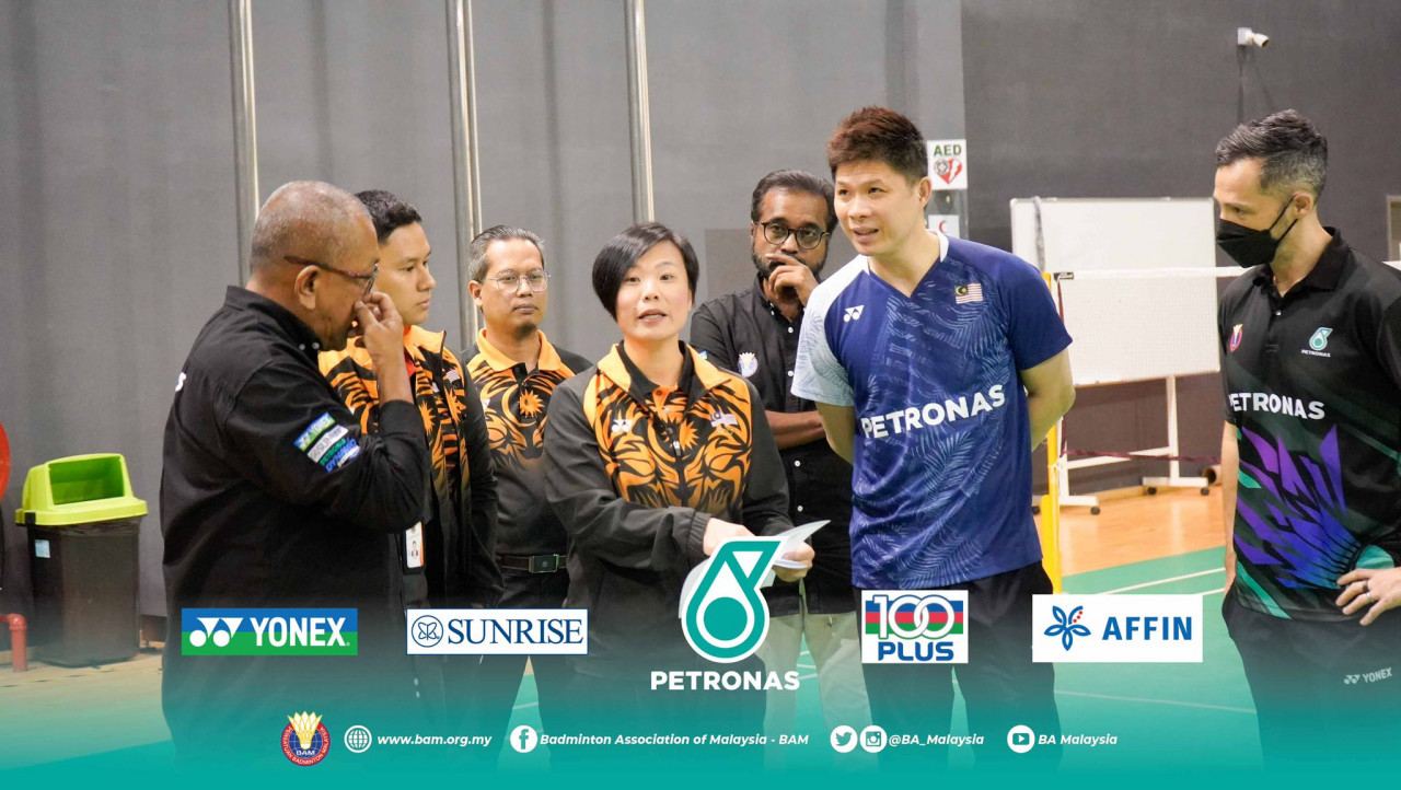 Sharon Wee (centre) says players bound for the SEA Games should look at how Ng Tze Yong played against Viktor Axelsen. She said young shuttlers should take inspiration from his fighting spirit. – Badminton Association of Malaysia pic, March 17, 2023