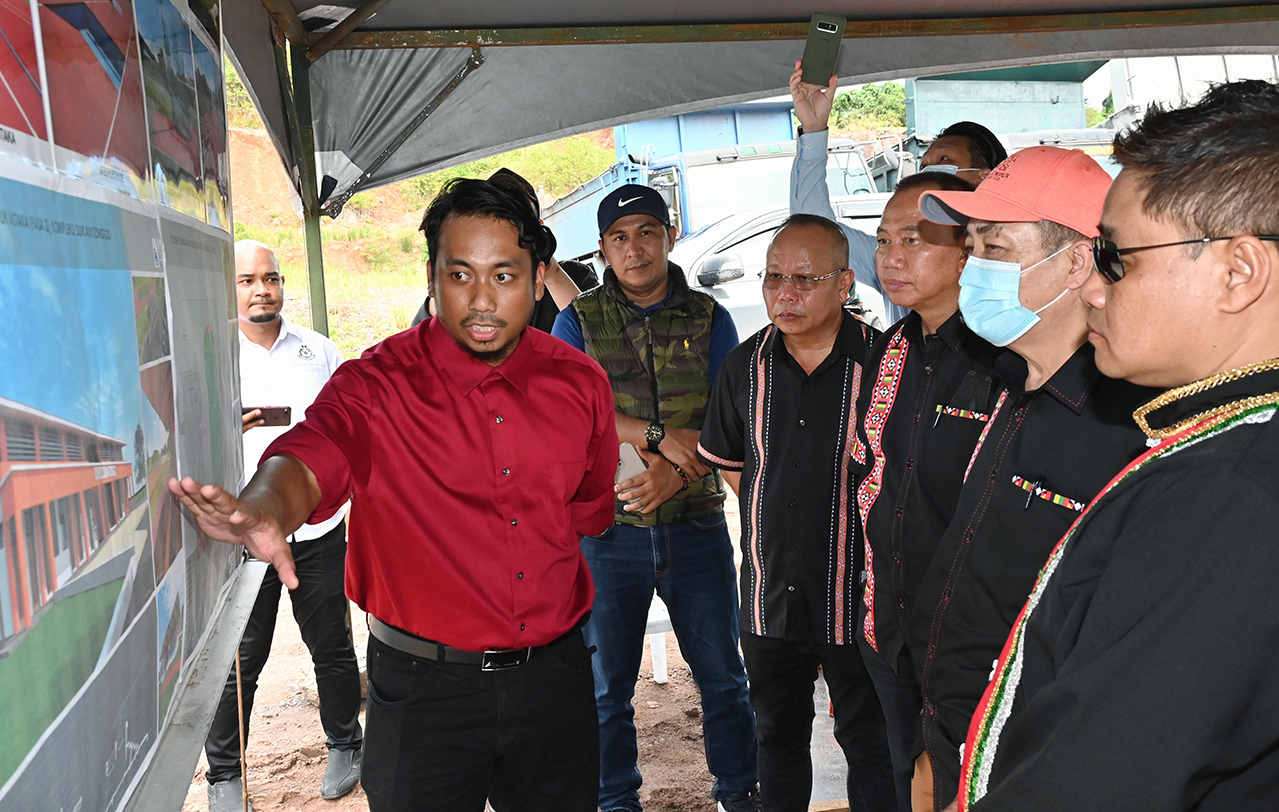 Sabah Chief Minister Datuk Seri Hajiji Noor (second from right) has handed over 611 land titles involving a land size of 3,893 acres in Tongod, 181 native land titles involving a land size of 1,294.296 acres in Telupid and 206 native titles in Pitas. – Pic courtesy of Sabah Chief Minister Department, May 18, 2022