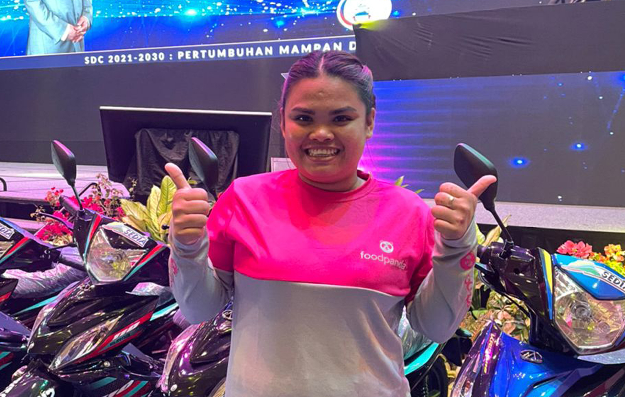 Siska Hana Saimon, 29, says becoming a food delivery rider will give her the flexibility to look after her three children aged one, three and five. – Pic courtesy of Chief Minister’s Office, The Vibes, July 14, 2022