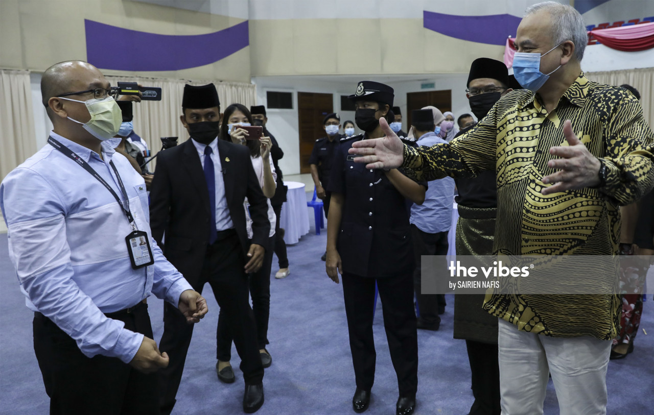 The Sultan of Perak asked something to The Vibes Chief Reporter, Azril Annuar (left) while visiting the media center in Dewan Jubli Perak, Kuala Kangsar. - SAIRIEN NAFIS/The Vibes pic, December 10, 2020.