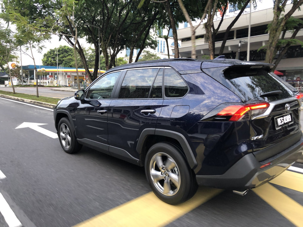 The sleek exterior of the Toyota RAV4. – Daniel Fernandez pic, September 21, 2020