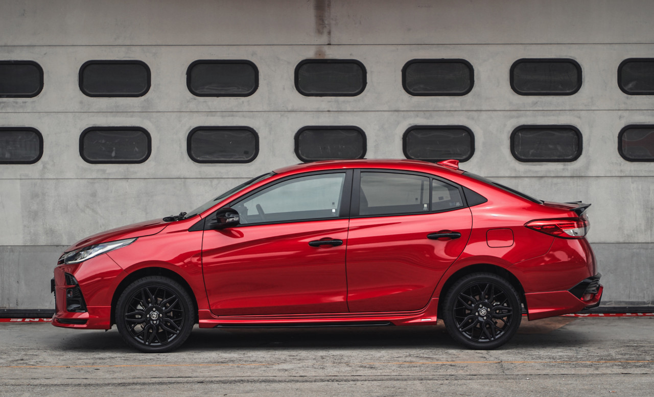 Be-spoked and blacked-out 17” inch alloy wheels wrapped with 205/45R17 low profile tyres. – Pic courtesy of UMW Toyota