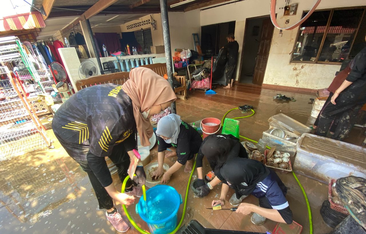 Nureen Auni Izzati Ishak, 21, says university students are currently collaborating with other non-governmental organisations to reach out to flood victims. – Pic courtesy of Nureen Auni Izzati Ishak, December 26, 2021