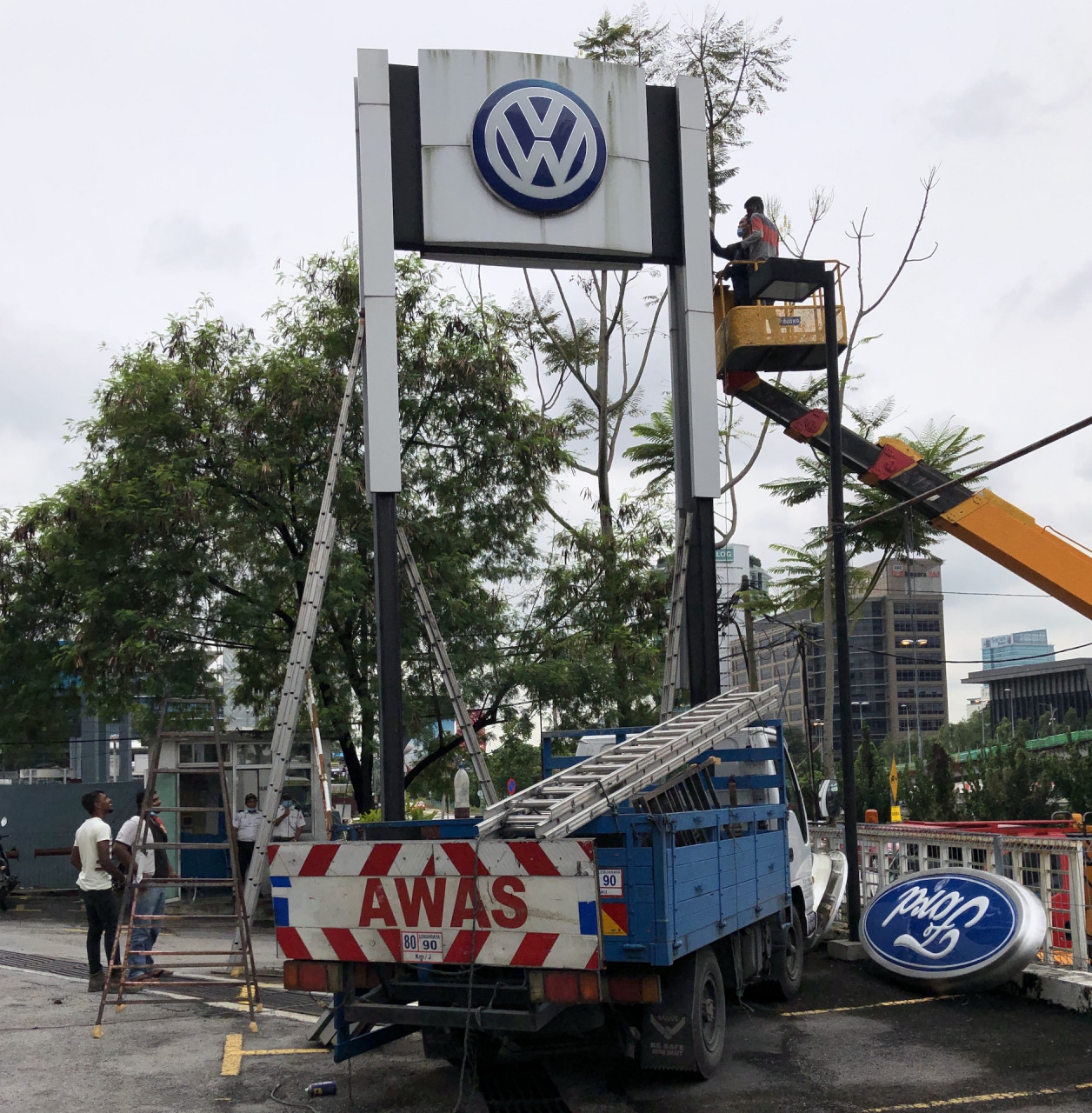 VW Cergas pylon coming down. – Daniel Fernandez pic 