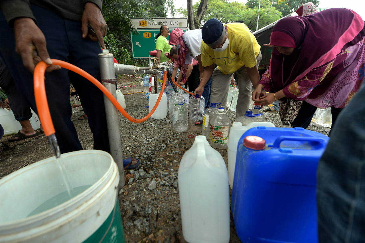 Lembah Keramat residents filling up containers with water at a public pipe earlier this month. Supply disruptions due to river pollution are nothing new to Klang Valley folk, unfortunately. – Bernama pic, September 21, 2020