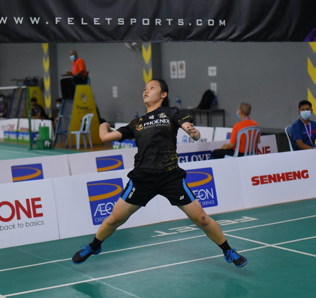 .Fly like a butterfly, sting like a bee... Wong Ling Ching of Butterworth BC upstaged second seed Tan Yan Yi of Serdang BC 11-3, 11-2, 11-4 in the Girls Under-18 singles final. Pic courtesy of Malaysia Purple League