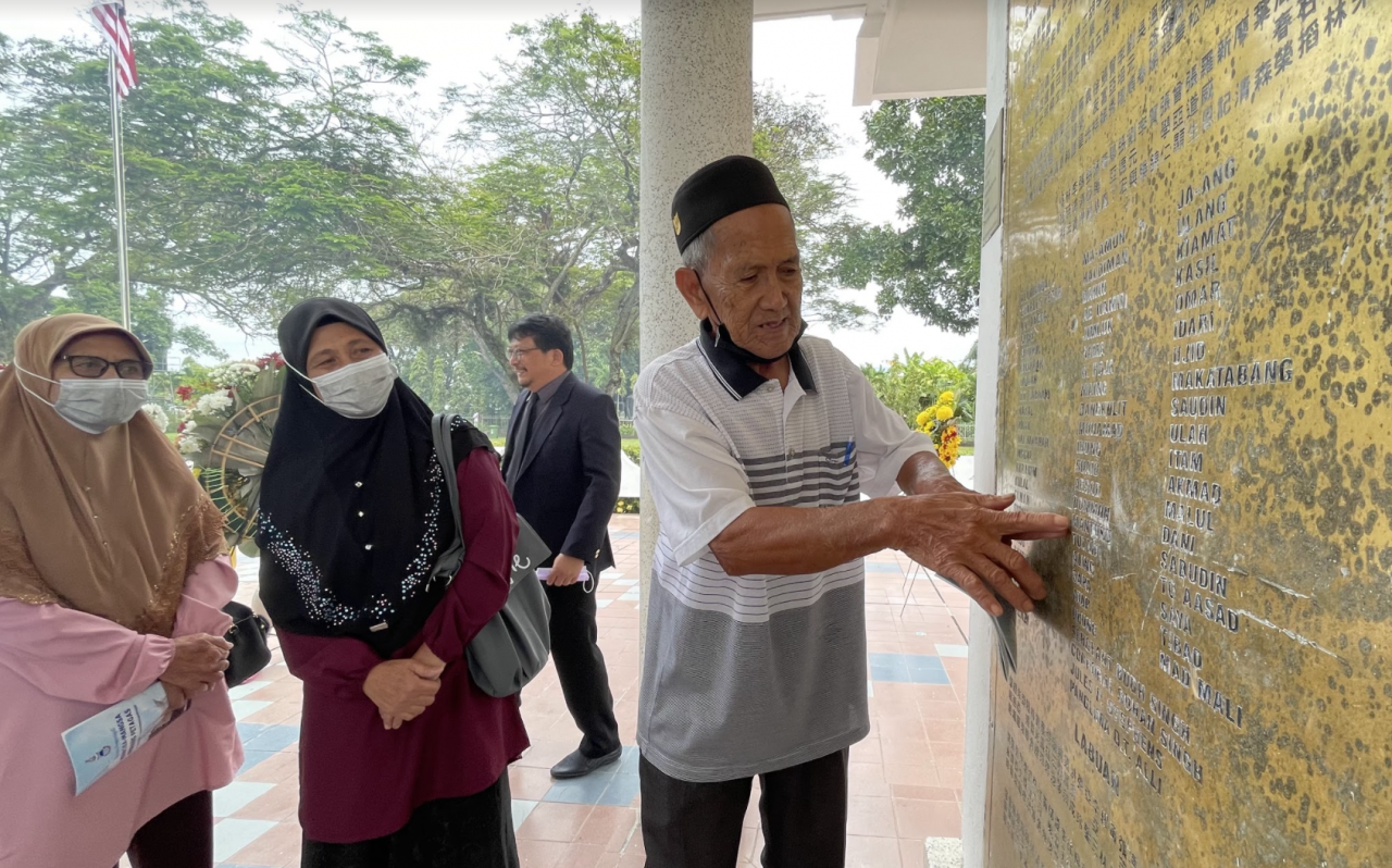 Abdul Rahim Nazal, 81, who had just lost his older sister three years ago, pays homage to the departed with his cousin and aunt for their family members. – JASON SANTOS/The Vibes pic, January 26, 2022