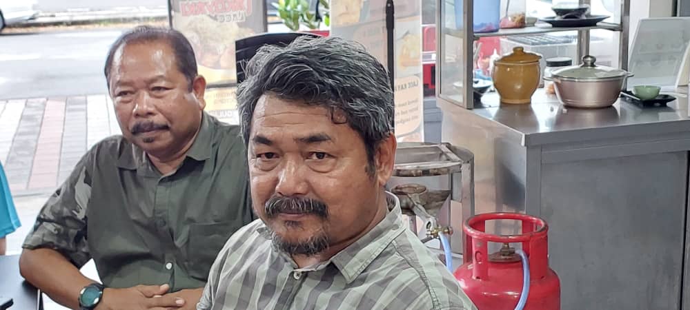 Adnan Hasan (right) says that Langkawi residents are also caught in a quandary as to which party they can reach out to effectively address issues of living costs and tourism, as they are uncertain if Tun Dr Mahathir Mohamad, who is 97, will return to guide the island to regain its optimum level of tourism and also meet its other needs. – IAN MCINTYRE/The Vibes pic, January 24, 2023