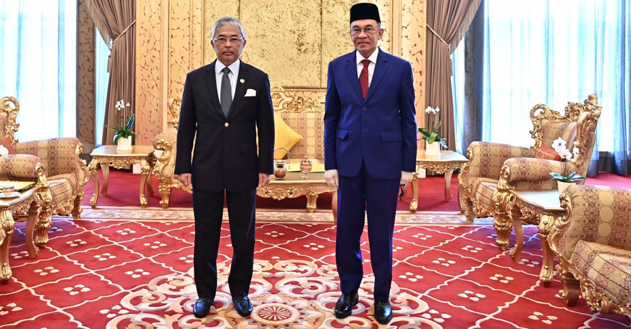 Opposition leader Datuk Seri Anwar Ibrahim (right) shares a photo with the Yang di-Pertuan Agong after an audience this morning. – Twitter pic, October 13, 2020