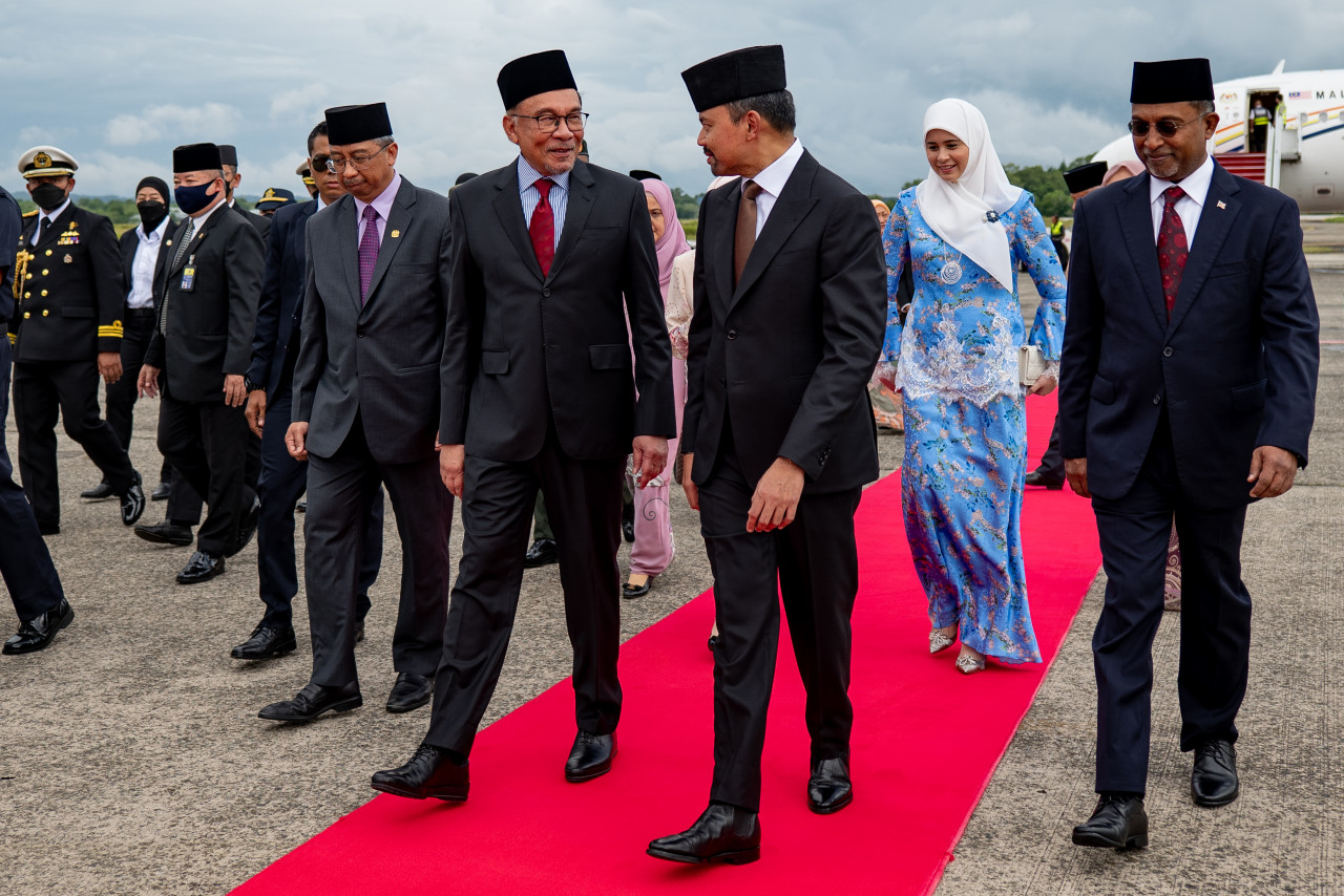 Upon arrival, Datuk Seri Anwar Ibrahim is greeted by Brunei Crown Prince, Pengiran Muda Mahkota Al-Muhtadee Billah Sultan Hassanal Bolkiah. – SADIQ ASYRAF/Prime Minister’s Office pic, January 24, 2023