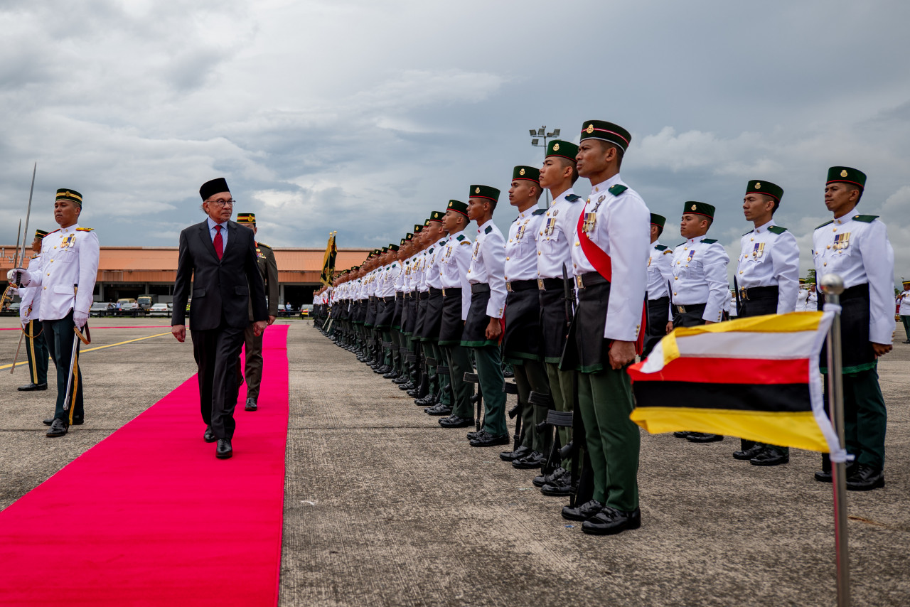 Datuk Seri Anwar Ibrahim inspects a guard-of-honour mounted by the Royal Brunei Armed Forces. Tomorrow, the prime minister is scheduled to have an audience with the Sultan of Brunei, Sultan Hassanal Bolkiah, at Istana Nurul Iman, followed by a four-eyed meeting between both leaders. – SADIQ ASYRAF/Prime Minister’s Office pic, January 24, 2023