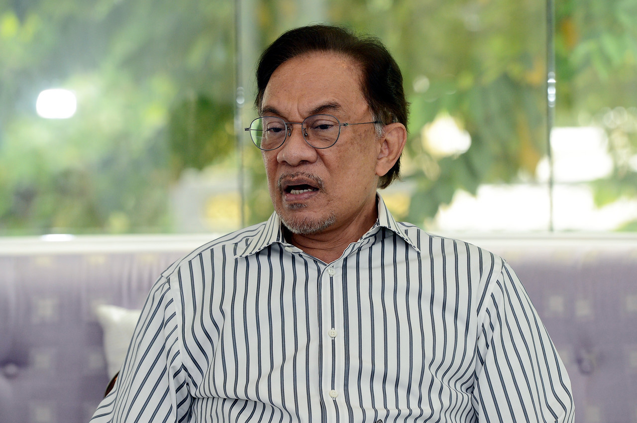 When asked if PKR president Datuk Seri Anwar Ibrahim (pic) should instead be chosen as candidate for prime minister instead of Bersatu president Tan Sri Muhyiddin Yassin, Bersatu Youth chief Wan Fayhsal Wan Ahmad Kamal says the former’s political ideology and conduct does not fit with the majority of voters. – Bernama pic, April 6, 2022