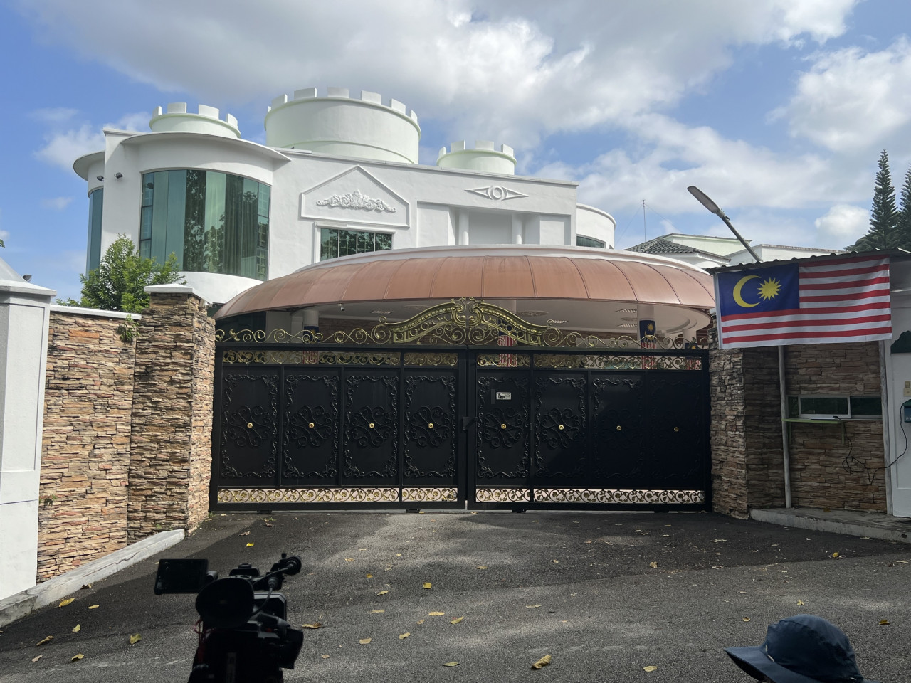 While the Malay rulers make their way to and arrive at the Istana Negara this morning, it is all quiet at the office of Pakatan Harapan chairman Datuk Seri Anwar Ibrahim in Petaling Jaya at 10.31am. – ADAM AYZZAT/The Vibes pic, November 24, 2022