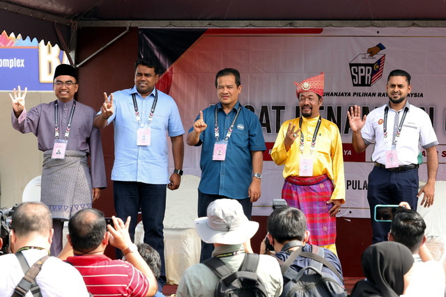 Datuk Azman Nasrudin’s (centre) confidence stems from the remarks of Kedah Perikatan Nasional chairman and Menteri Besar Datuk Seri Muhammad Sanusi Md Nor, who expressed confidence that PN through PAS can seize the seat after winning a majority of seats in Kedah. – Bernama pic, November 28, 2022