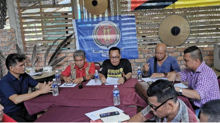 PBDS president Bobby Williams holds a meeting with other members of his party at the home of Major (Rtd) Moses Anak Ripai in Kampung Sungai Amang. – Pic courtesy of Joseph Masilamany 