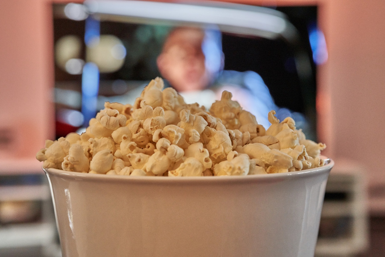 Snacking while consuming entertainment can lead someone to absently eat more than they should. – Pixabay pic