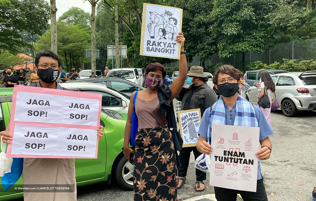 Organised by Sekretariat Solidariti Rakyat, the march involved over 100 people reiterating six demands the secretariat issued to the government over the rakyat's plight during the pandemic. – LANCELOT THESEIRA/The Vibes pic, April 30, 2021