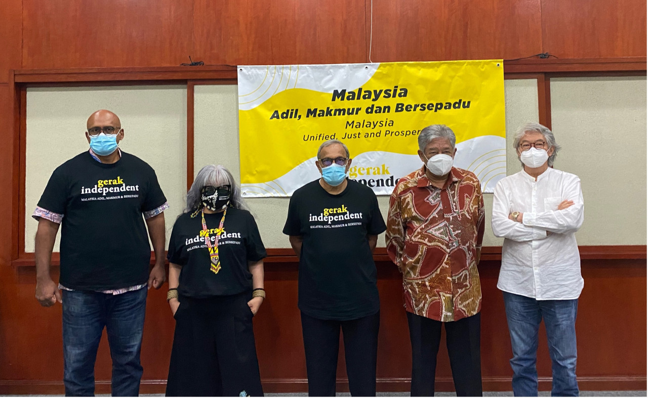 Lawyer Siti Kasim (second from left), who is expected to run in the Batu constituency in the 15th general election, says the Gerak Independent movement is committed to fielding diverse candidates from various backgrounds. – Gerak Independent pic, February 17, 2022