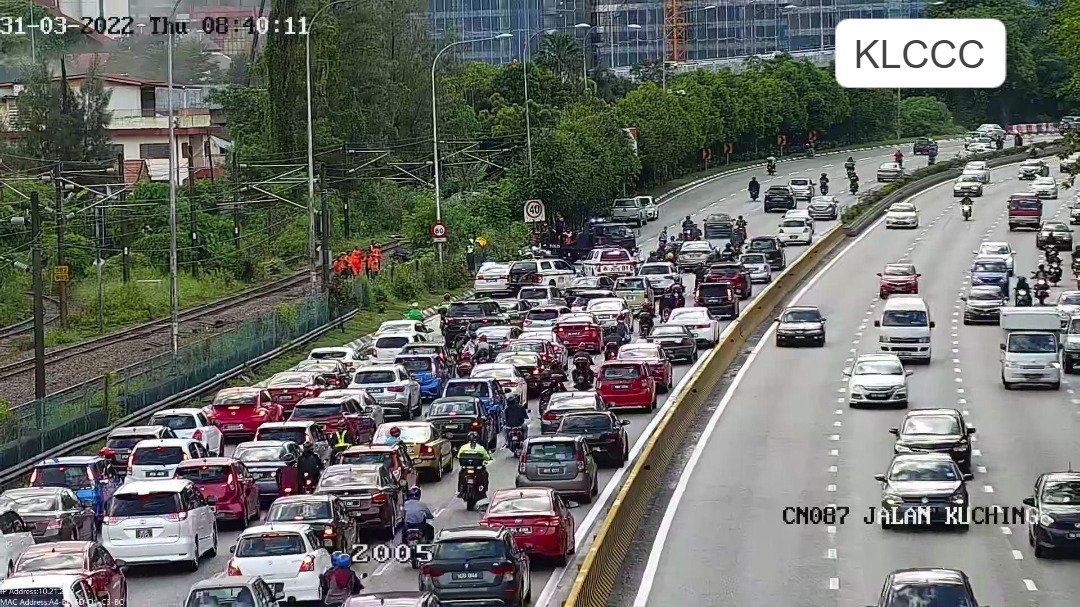 Traffic police have closed off nearly two lanes near the accident site to facilitate clearing works. – @ITIS_TRAFIK Twitter pic, March 31, 2022