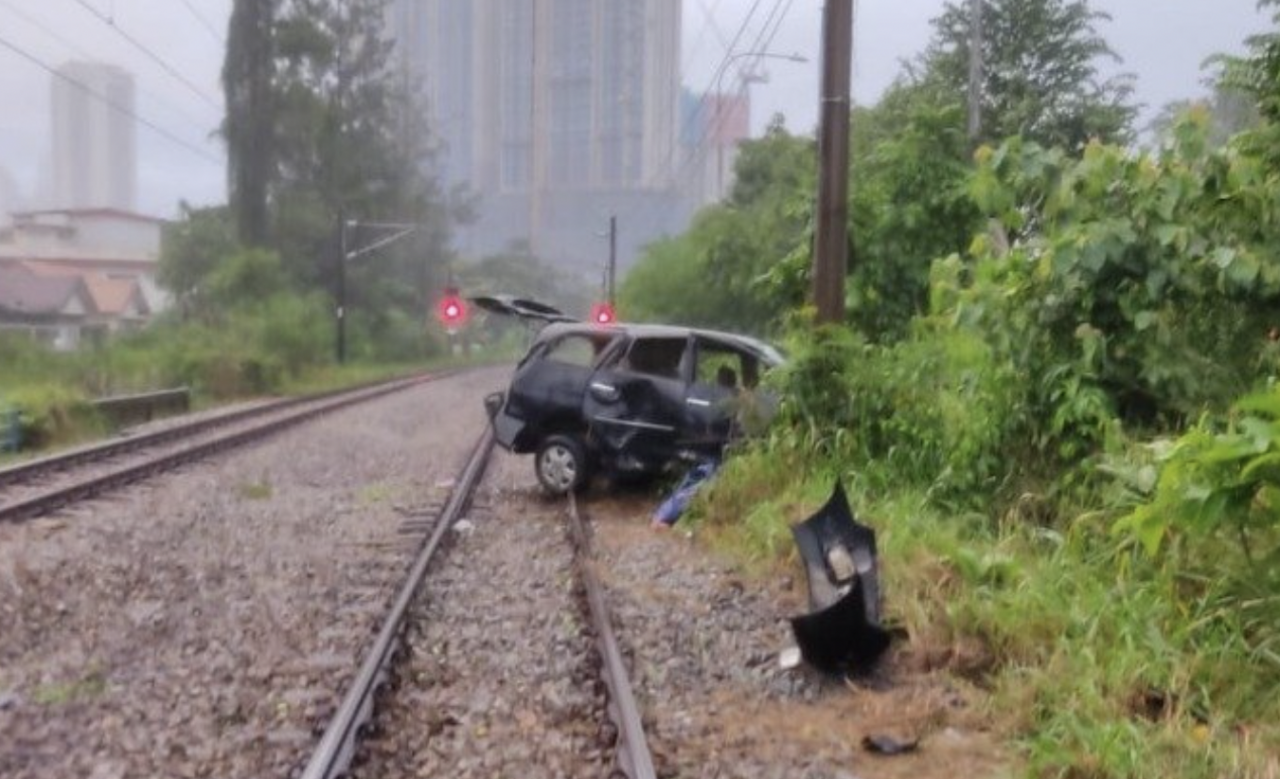 Traffic around the Segambut roundabout here is almost at a standstill this morning as a car crashed onto the train tracks near the Tijani condominium. – @ITIS_TRAFIK Twitter pic, March 31, 2022