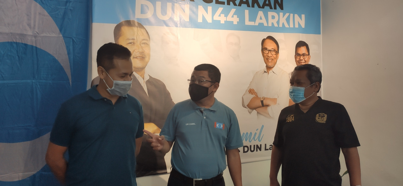 PKR’s Larkin candidate Dr Zamil Najwah Arbain (centre) slams the Barisan Nasional-led state government for dissolving the assembly during a pandemic, where people are being hit hard by unemployment and are unable to cope with the rising prices of goods. – ARJUN MOHANAKRISHNAN/The Vibes pic, March 3, 2022