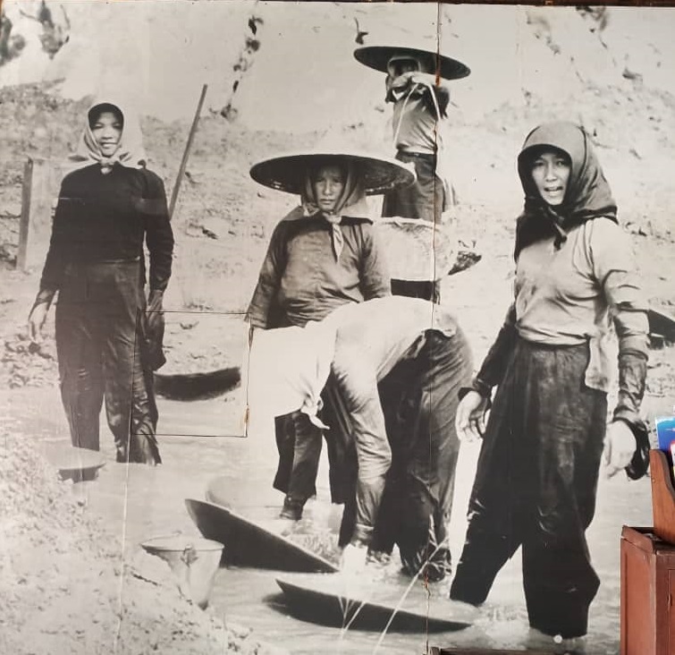 Dulang women at work during Gopeng’s tin-mining days. – Pic courtesy of Siva Nair, September 19, 2020