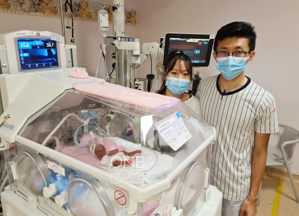 Eloise Ang Xuan Rui’s parents watching over their daughter, who must remain in an incubator for about 160 days. – One Hope Charity & Welfare Facebook pic, March 2, 2021