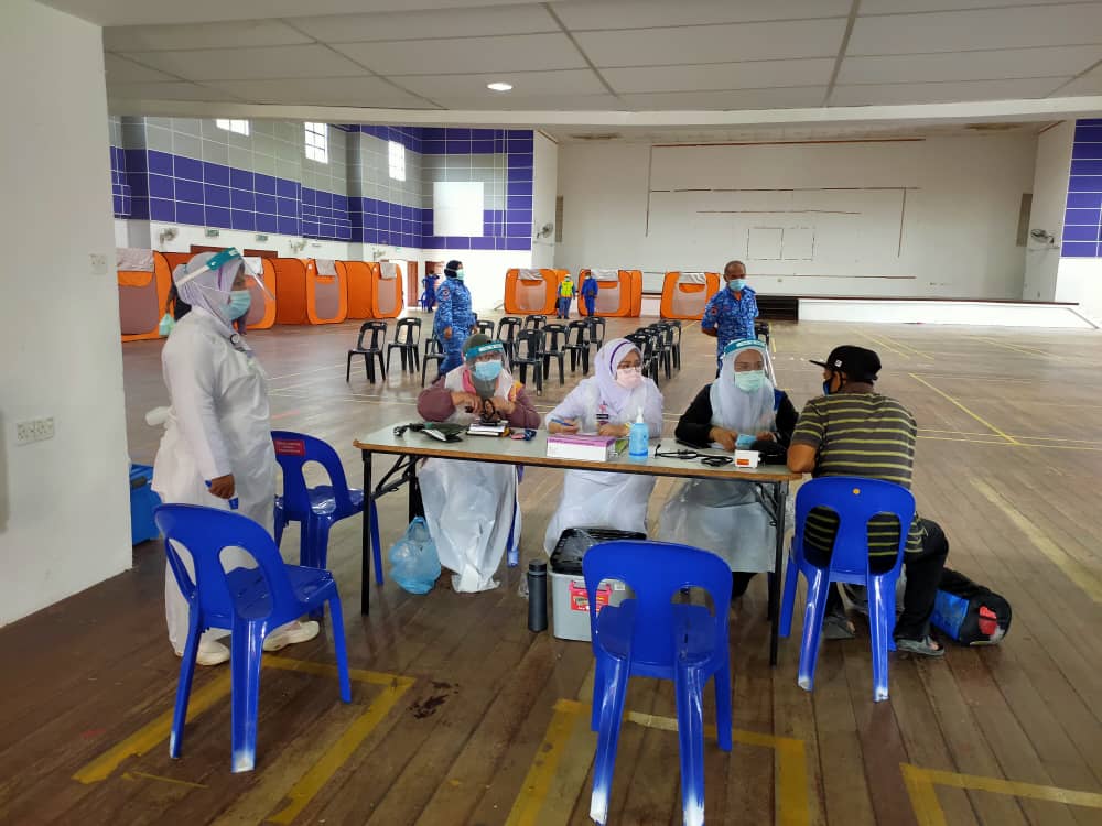 24 people comprising villagers from Kg Baitam Laut, Kg Baitam Baru and Kg Kayai were affected and sheltered at evacuation centres. Flood victims were evacuated to PPS Dewan Dun Banjir Beaufort. – Membakut Police Department pic, January 12, 2021