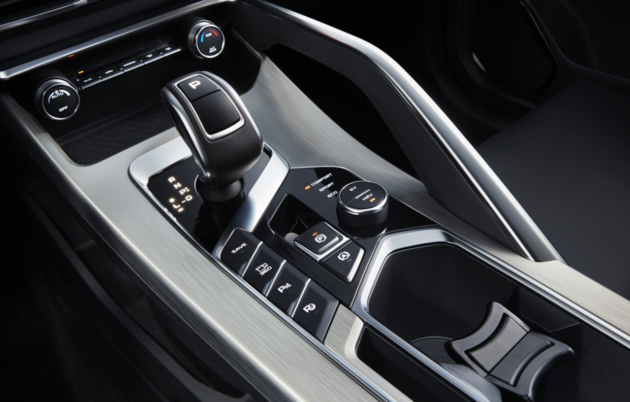 The new center tunnel. – Pictures by Geely Global, September 30, 2020