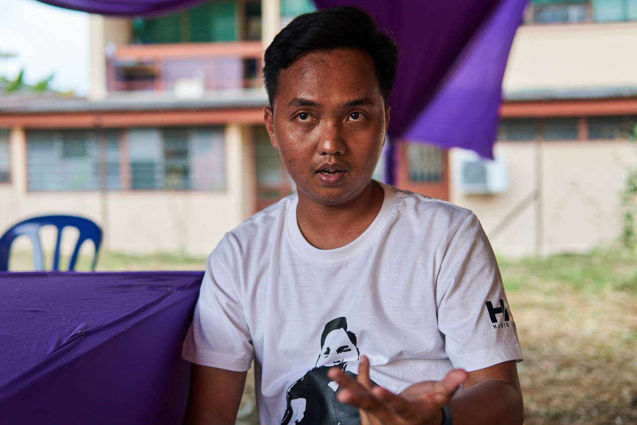 Parti Bangsa Malaysia’s Maharani candidate Hanis Asmui says he remains committed to creating better job opportunities for local youth in Muar, which would, in turn, halt their exodus. – EMMANUEL SANTA MARIA CHIN/The Vibes pic, March 2, 2022