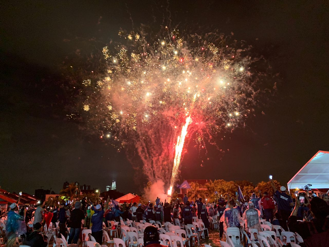 Fireworks topping off the event at around 11.10pm. – AMAR SHAH MOHSEN/The Vibes, November 14, 2022