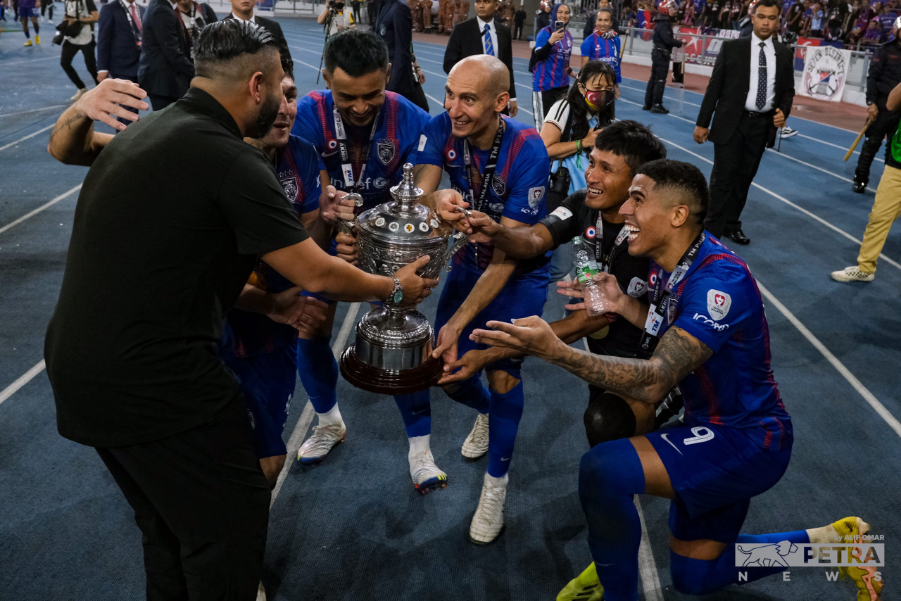 JDT owner Crown Prince of Johor Tunku Ismail Sultan Ibrahim celebrates winning the Malaysia Cup together with the players. – ALIF OMAR/The Vibes pic, December 1, 2022