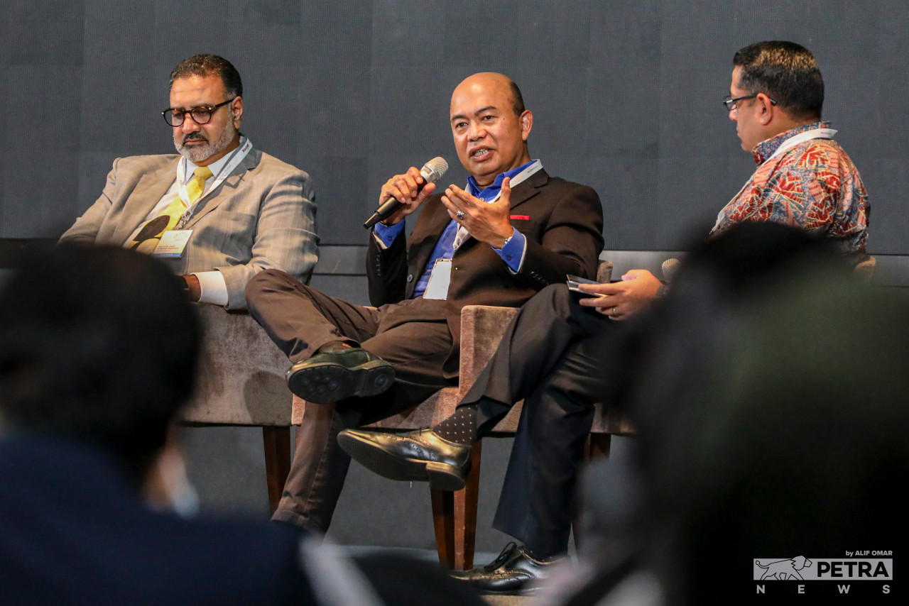 Also present at the panel session moderated by Korn Ferry Malaysia managing director Prashant Chadha is Cenviro group managing director Johari Jalil (centre). – ALIF OMAR/The Vibes, December 7, 2022
