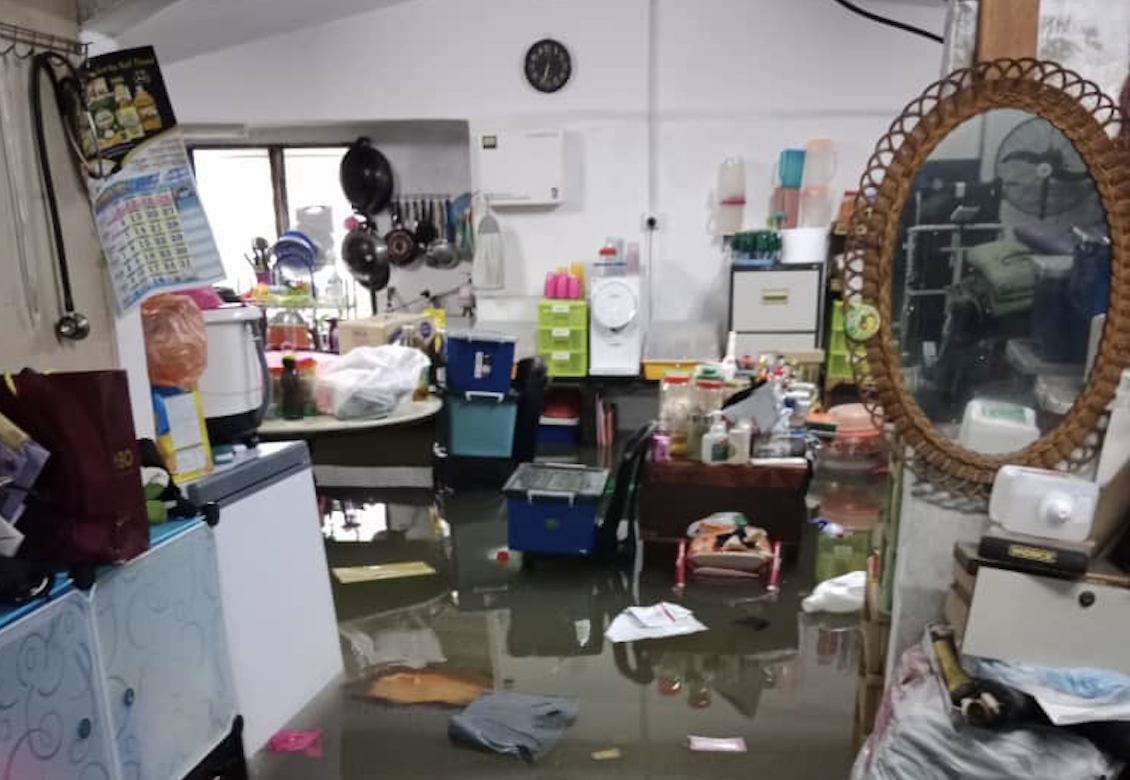 Kg Sri Aman resident Abdul Rahim says that even though the flooding was a yearly affair in the area, this time around the water level was ‘cruel’ because of the sudden abnormal rise in a short span of time. – Pic courtesy of Abdul Rahim, January 6, 2022