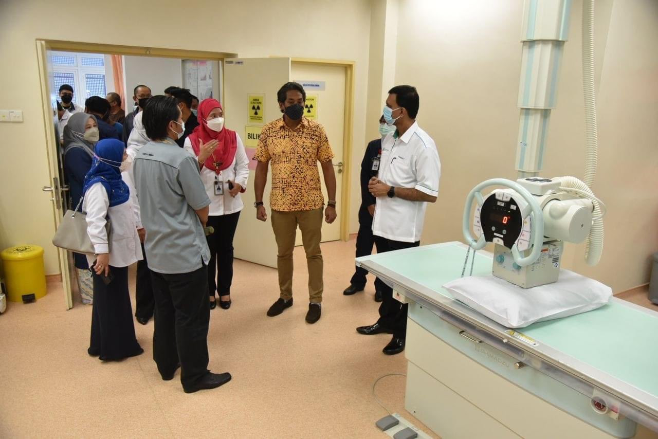 Giving details of Rembau Hospital, Khairy Jamaluddin (centre) says the Health Ministry has added another operating room at the hospital, which is equipped with a CT (computerised tomography) scan machine at a cost of RM9 million. – @KKMPutrajaya Twitter pic, September 23, 2022