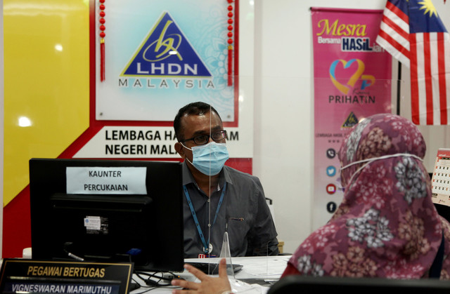 Meanwhile, Damia (not her real name, not pictured), who also faced similar struggles as Raju after she had left Malaysia to work overseas, has been forced to cough up over RM7,000 – a majority of which she has lost hope in recovering. – Bernama pic, July 29, 2022