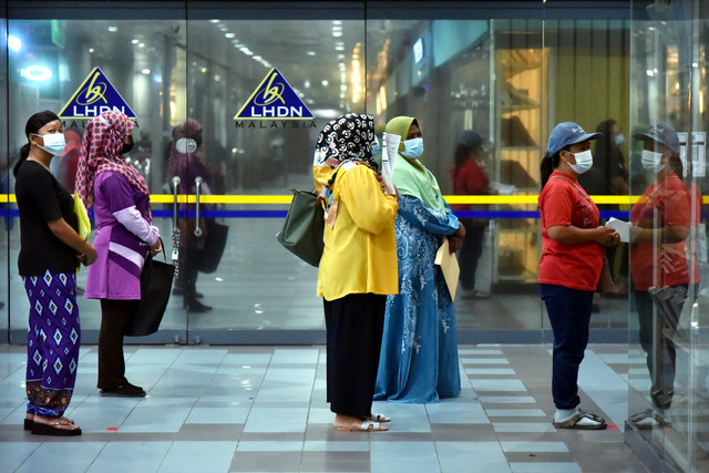 Another victim, Josephine, says that IRB’s sword of Damocles had hung over her like a shadow about ten years ago, causing her to give in and subscribe to a one-year instalment plan when IRB slapped her with a bill of over RM20,000 as it claimed she had under-declared her earnings. – Bernama pic, July 29, 2022