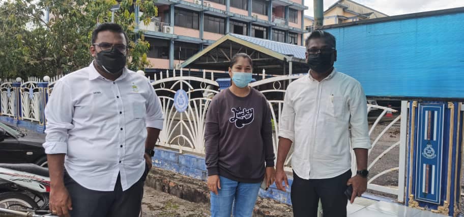 As the world celebrated International Women’s Day yesterday, Bagan Dalam assemblyman M. Satees (left) says that single mother Loh Siew Hong (centre), who regained custody of her three underaged children after losing contact with them for three years, should be given an award for her resilience and courage. – Satees Muniandy Facebook pic, March 9, 2022