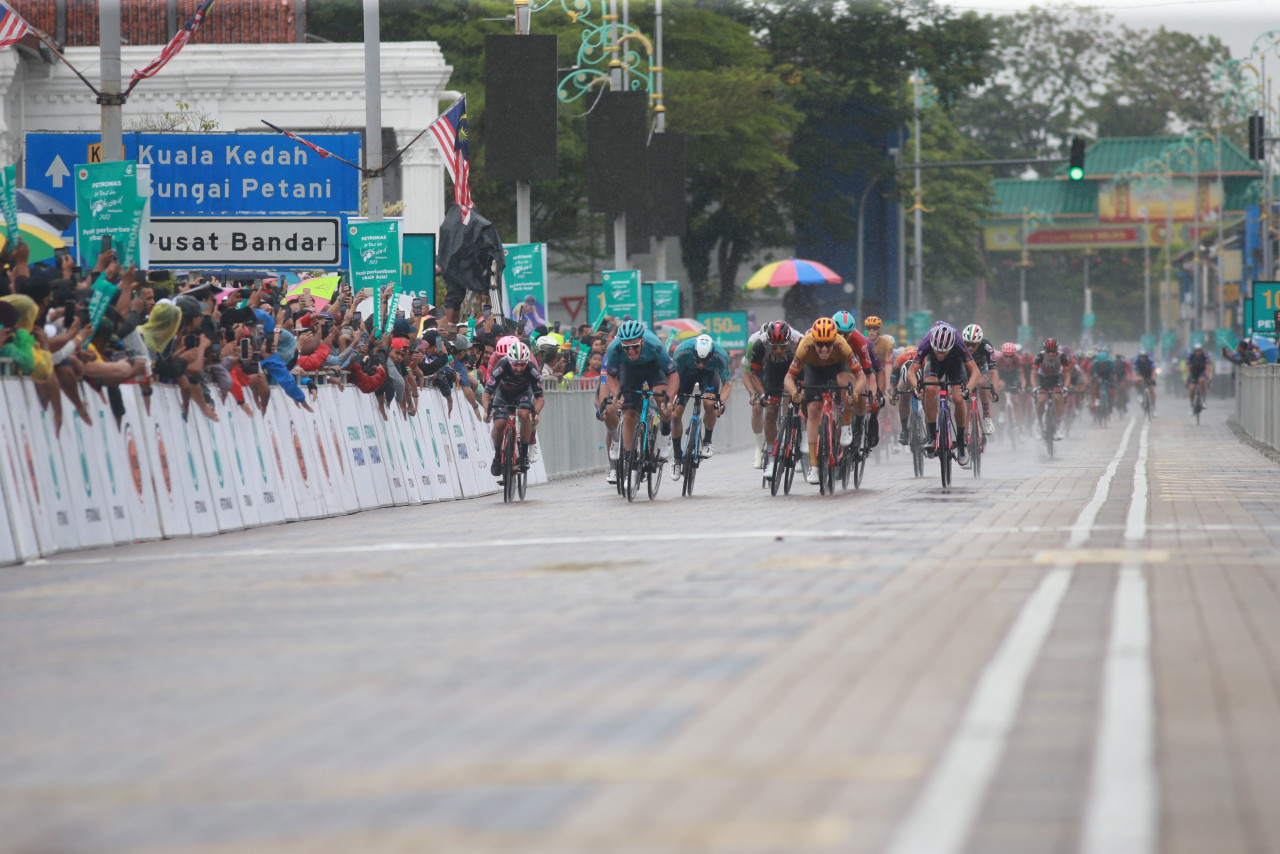 Erlend Blikra is among the 106 riders who flagged off from George Town and ended in Alor Star, accompanied by rainy weather covering a 120.8km route. – Pic courtesy of Le Tour de Langkawi 2022, October 16, 2022