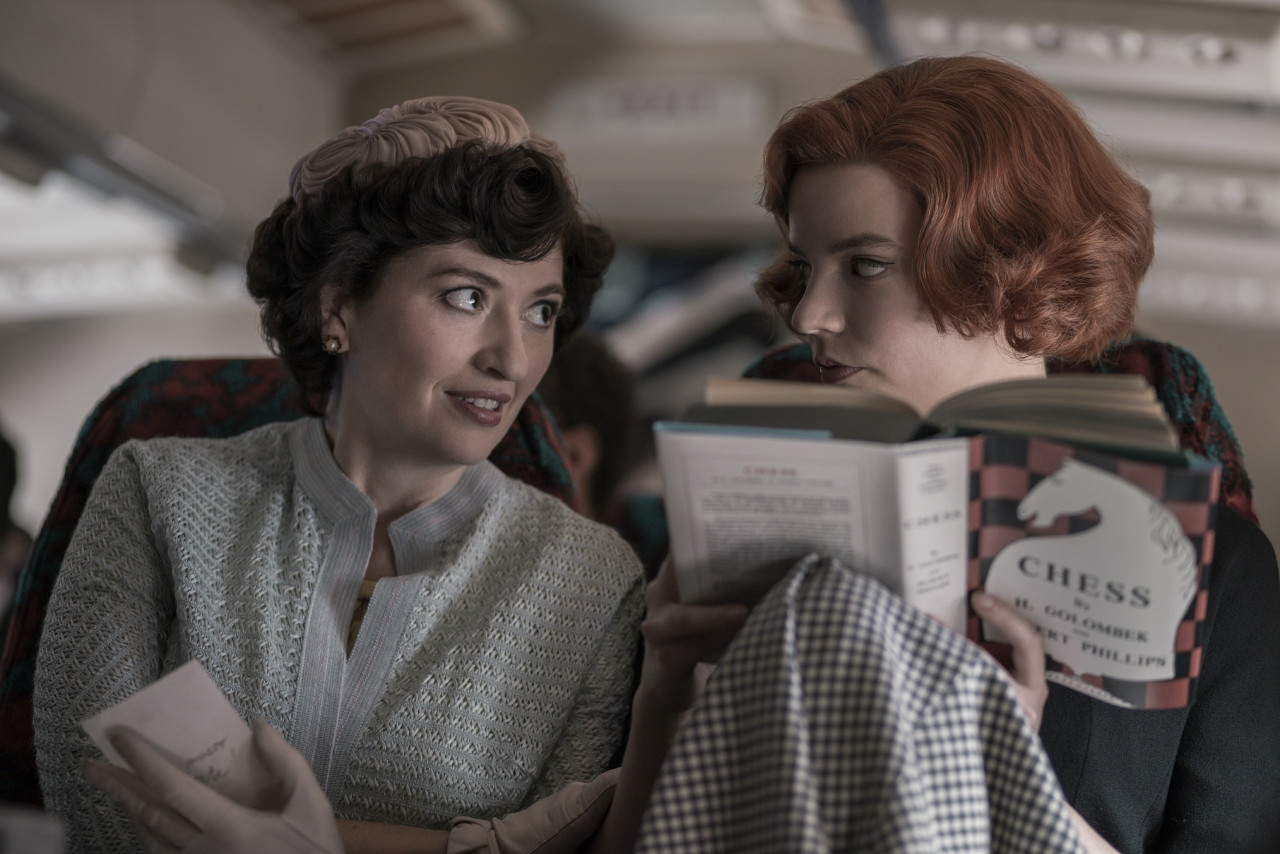 Alma Wheatley's and Beth Harmon a dynamic mother-daughter duo. Netflix pic