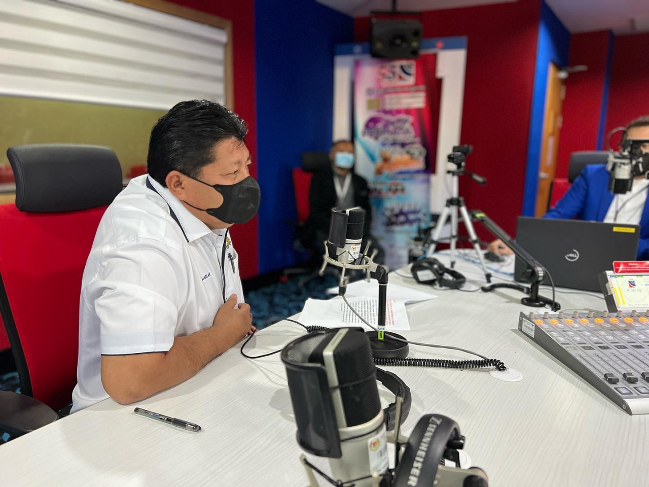 While he had previously dismissed suggestions of joining another party, former Johor Bersatu chief Mazlan Bujang (pic) is now tipped to join either Barisan Nasional or Warisan, the latter led by Datuk Seri Mohd Shafie Apdal, which had recently expanded its wings beyond Sabah and will be making its peninsular debut in the Johor polls. – Mazlan Bujang Facebook pic, February 18, 2022