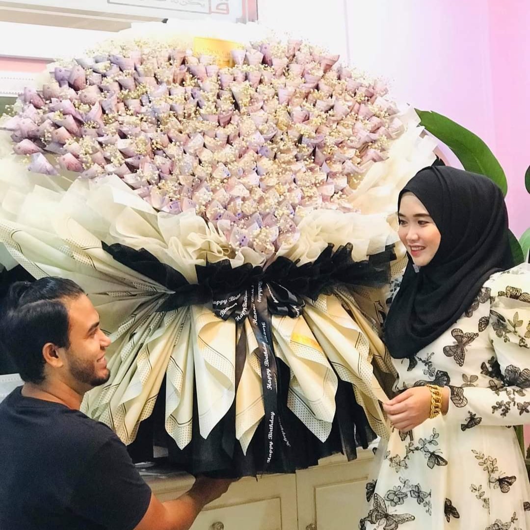 A woman receiving a RM29,000-bouquet in Tawau went viral on social media last year. – Facebook pic 