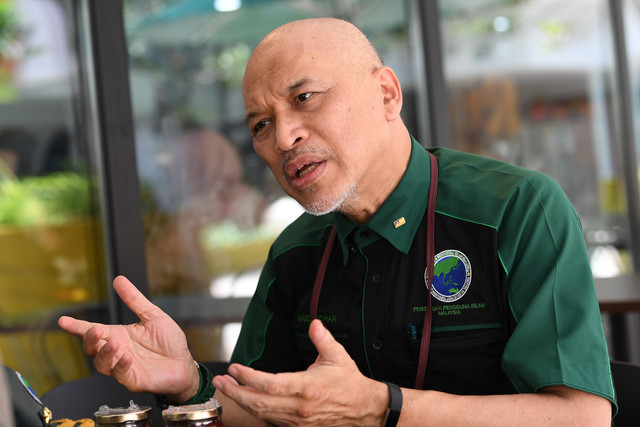 Malaysian Muslim Consumers’ Association chief activist Datuk Nadzim Johan says the Malaysian Communications and Multimedia Commission, as the relevant regulatory body, must ensure that telcos are accountable and fined for any offences. – Bernama pic, February 3, 2022
