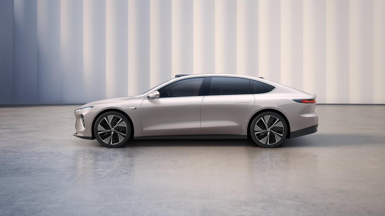 The sedan shares almost the same dimensions as a Mercedes S-Class. – Pic courtesy of NIO