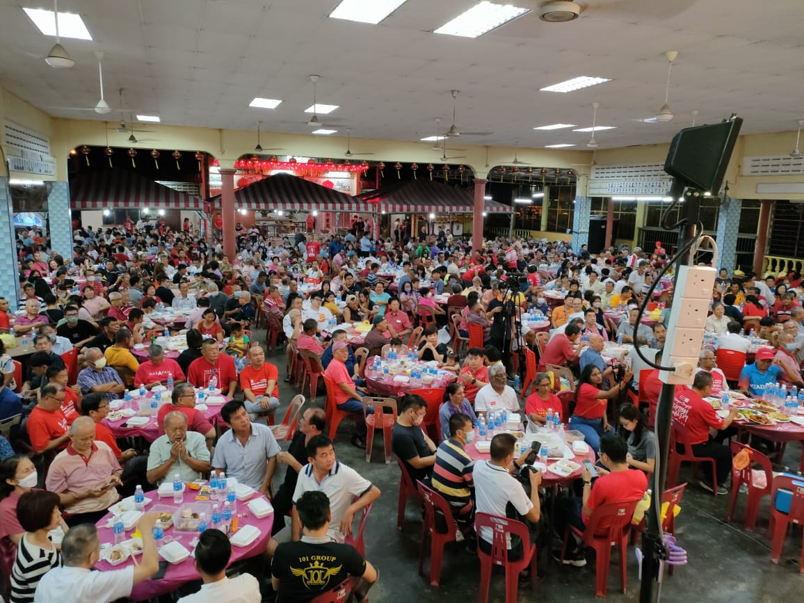 The weather is taking a toll on both candidates and voters, with events being rained out, where frustrated candidates and the electorate are seething at those responsible for holding the general election during the rainy season. The latest casualty is a dinner in Taman Sri Kanthan held in honour of Tambun candidate, Pakatan Harapan chairman and PKR president Datuk Seri Anwar Ibrahim. – Pic courtesy of Howard Lee, November 14, 2022