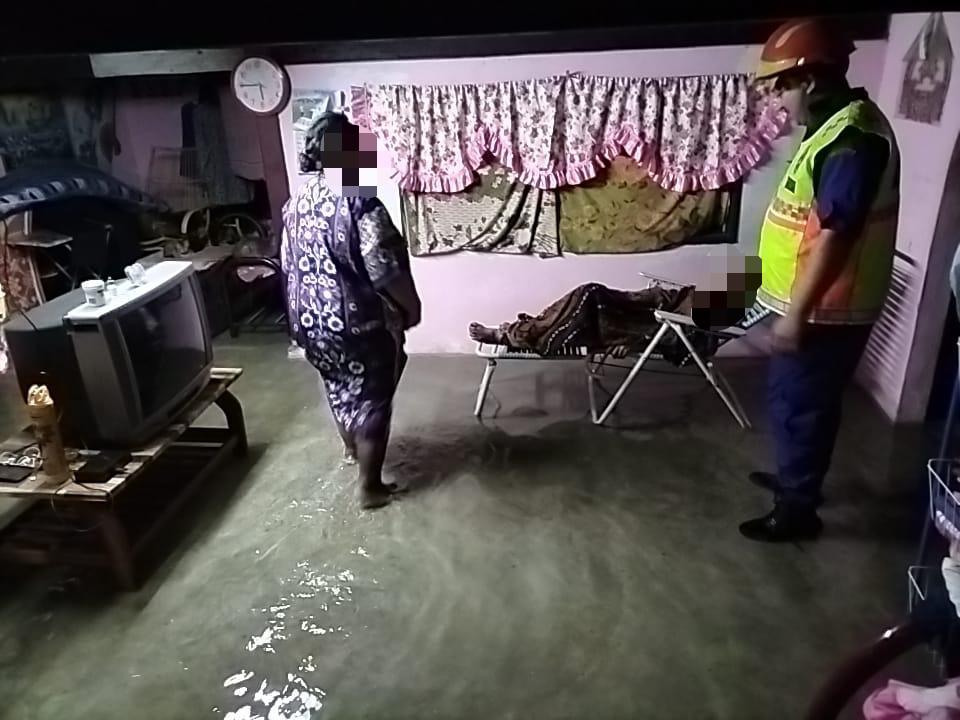 The waters were reported to have reached the knee level, mostly in the Maran and Majid localities in Sg Pinang, and residents said floodwaters had entered their homes.  – Pix courtesy of Phee Boon Poh, October 16, 2022